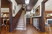 Twin Maples Farmhouse-Walk to Dining, Shops & Pubs - 4-Star