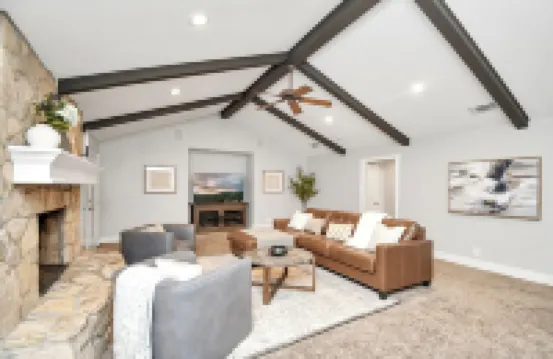 Spacious Modern Cottage Perfect for Families & Pets ~ Gated Parking ~ Sleeps 9+