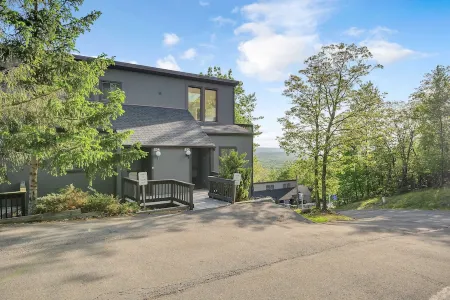 Slopeside 3 Bedroom, 2.5 Bath