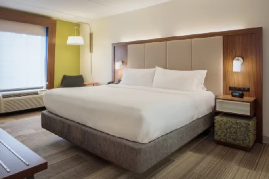 Holiday Inn Express & Suites NEWPORT NEWS by IHG Hotel a 