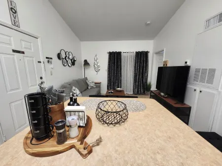 New Listing in ClearwaterKing Bed Cozy Condo Отели рядом с достопримечательностью «Библиотека Клируотер Мейн»