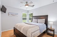 Race Day Retreat: Poolside Haven Near Nascar Track Hotel a Hampton