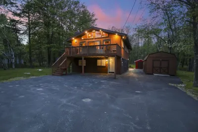 Charming Pocono Chalet with Sauna and Hot Tub Hotels near Mountain Vaporz