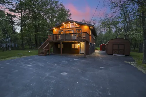 Charming Pocono Chalet with Sauna and Hot Tub فنادق في Tobyhanna Township