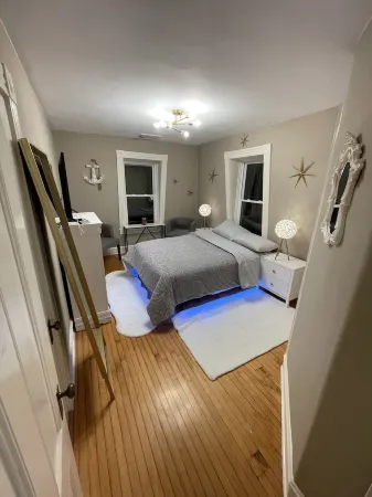 RiverView Retreat – Where Classic Charm Meets Coastal Comfort Отели рядом с достопримечательностью «Battleship Cove»