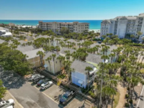 Beachside Breeze Cottage~Location! Crystal Beach, Destin~Steps to Beach & Pool