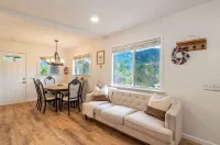 Modern Yosemite Escape – Cozy + Nature Views + EV Charger + Large Deck +Kitchen