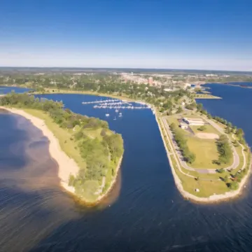 Lake Views, Cozy 2-bedroom condo newly remodeled, downtown Escanaba Отели в г. Эсканаба