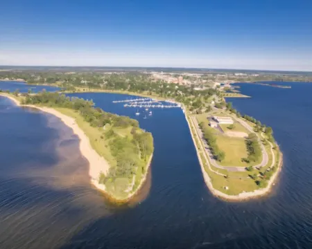 Lake Views, Cozy 2-bedroom condo newly remodeled, downtown Escanaba Hoteles en Escanaba