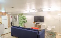 Cozy 2BR/2BA Apt w/ Private Patio – 1 Stop to Manhattan!