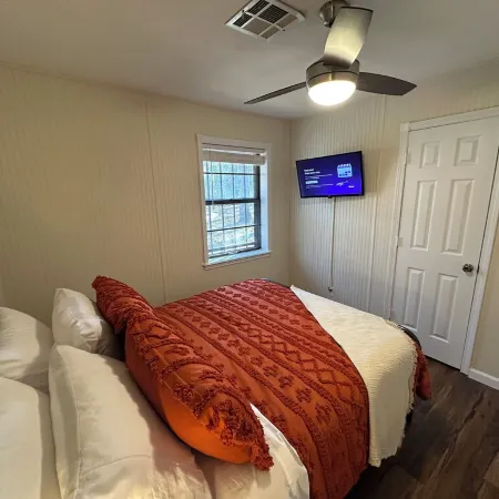 Cozy Cottage at Serenity Woods for up to 18 guests. Only 5 mins from the lake! Отели в г. Брайан