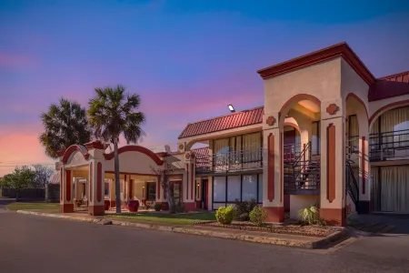 HomeTowne Studios Montgomery - Midtown