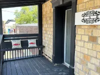 Pop & Grand's on the Square! Apartment with a balcony on the square 山景城酒店