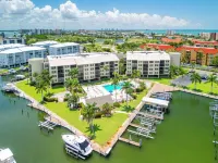 Waterfront Condo-Huge Pool & Across from Beach!
