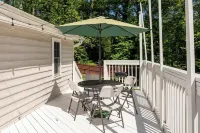 Modern 3-bedroom house, TV each room,big fence yard, Pet stay free, Lighted Deck