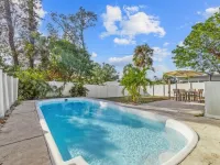 3/2.5 Private Sarasota Pool Home. Close to Beaches. Fenced Yard. Pet Friendly Hotels in Whitfield