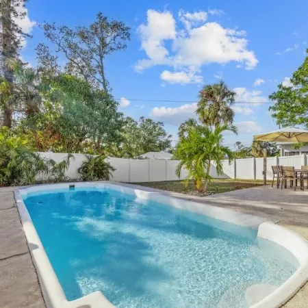3/2.5 Private Sarasota Pool Home. Close to Beaches. Fenced Yard. Pet Friendly