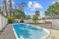 3/2.5 Private Sarasota Pool Home. Close to Beaches. Fenced Yard. Pet Friendly
