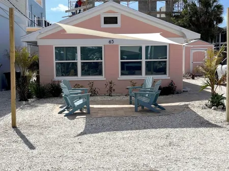 Fully Renovated, Steps to Beach. 2Br/1BA.Dogs Welcome! Perfect Ratings.