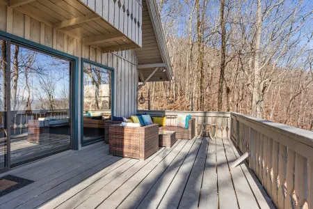 Woodland Cottage - Stunning Views - Wine Country - 20 mins to Downtown