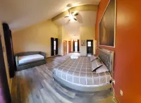 Romantic Secluded Private Villa with Pool, Hot Tub, Sauna/Steam, Games Hotels in 