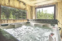 Overlook Lodge - Hot Tub, Fireplace & Private Creek. Family-Friendly!