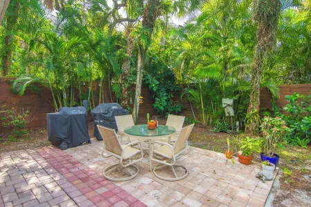 Beach Bungalow w/ Private Beach Access   1 BD, 2 BA, Dogs Welcome, Quiet