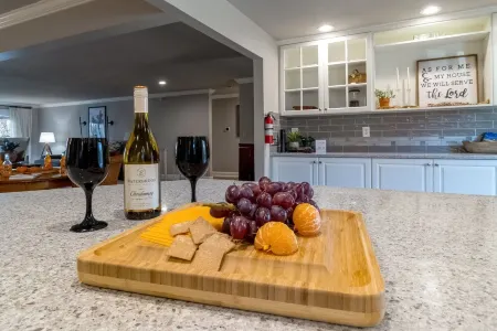 Spacious 4Br Retreat w/ Hot Tub, Outdoor Games & EV Charger – 10 Min Walla Walla