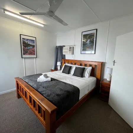 Essex Court - Beach House Motel Отели рядом с достопримечательностью «The Strand Beach»