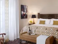Plaza la Reina Hotels near UCLA