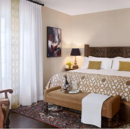 Plaza la Reina Отели рядом с достопримечательностью «Парк Холмби»