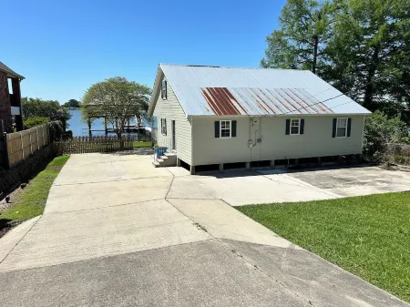 Lakefront Home on False River! Private Dock with 2 Story Pier & Huge Porch! Отели в г. Пуэнт Каупе Пэриш