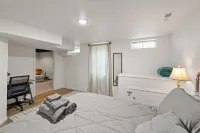 URBAN RETREAT - 4 BEDROOM HOUSE, FAMILY FRIENDLY with ARCADE, GAMES.. Hotels in West Des Moines