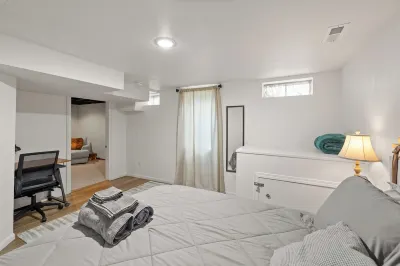 URBAN RETREAT - 4 BEDROOM HOUSE, FAMILY FRIENDLY with ARCADE, GAMES.. Hotels near Clive Elementary School