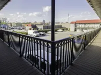 Auberge St. Jacques Hotels near Des Rapides Park