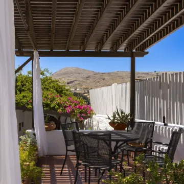 Maris Lindos Suites & Apartments Отели рядом с достопримечательностью «Пляж Агиос-Павлос»