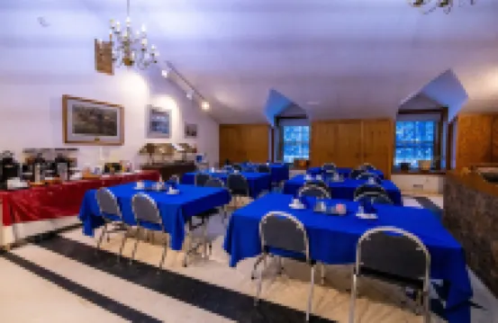 7 Gables Inn & Suites