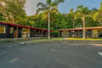Anglers Lodge Hotels in Amodeo Bay