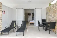 Seagull Pool Apartments & Studios