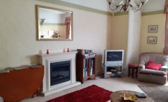 House - Sleeps 6 & Paid Off Site Parking Available