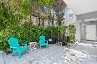 Newly Renovated #4 Close to the Beach w/ Parking