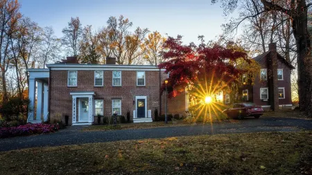 Cromwell Manor Inn