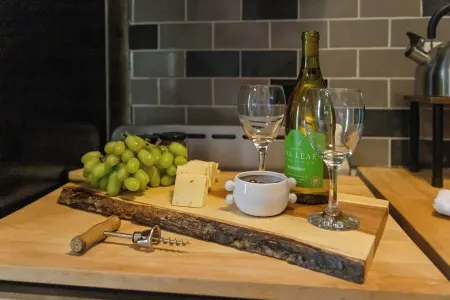 Walk to Historic Downtown Bell Buckle~Webb~Hot Tub~Fireplace~Tiny Home