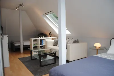 Exclusive villa with garden, sauna and forest access Gartensiedlung Germanenstraße e.V. 주변 호텔