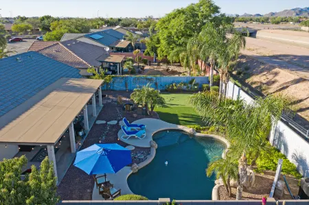 Amazing Oasis with Pool and Putting Green - Charming Mountain Retreat Отели рядом с достопримечательностью «Суперстишен Гейтуэй Запад»