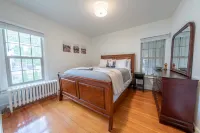 Private Suite and Spacious Living Near Gardens - Charming Retreat