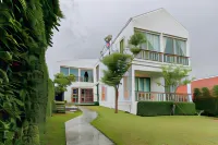 White Wall Riverfront Hotel