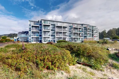 Historic Taft District condo with dazzling bay views, fireplace & washer/dryer Hotels near Salishan Coastal Lodge