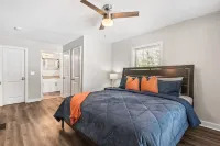 Near ATL | 4k TVs | Fast WiFi | King Bed Hotels in DeKalb County