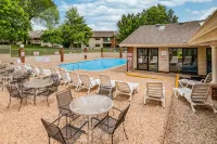 Ground-level condo with pools, gym, hot tub, & sauna - mins to Branson strip Hotels in Hollister